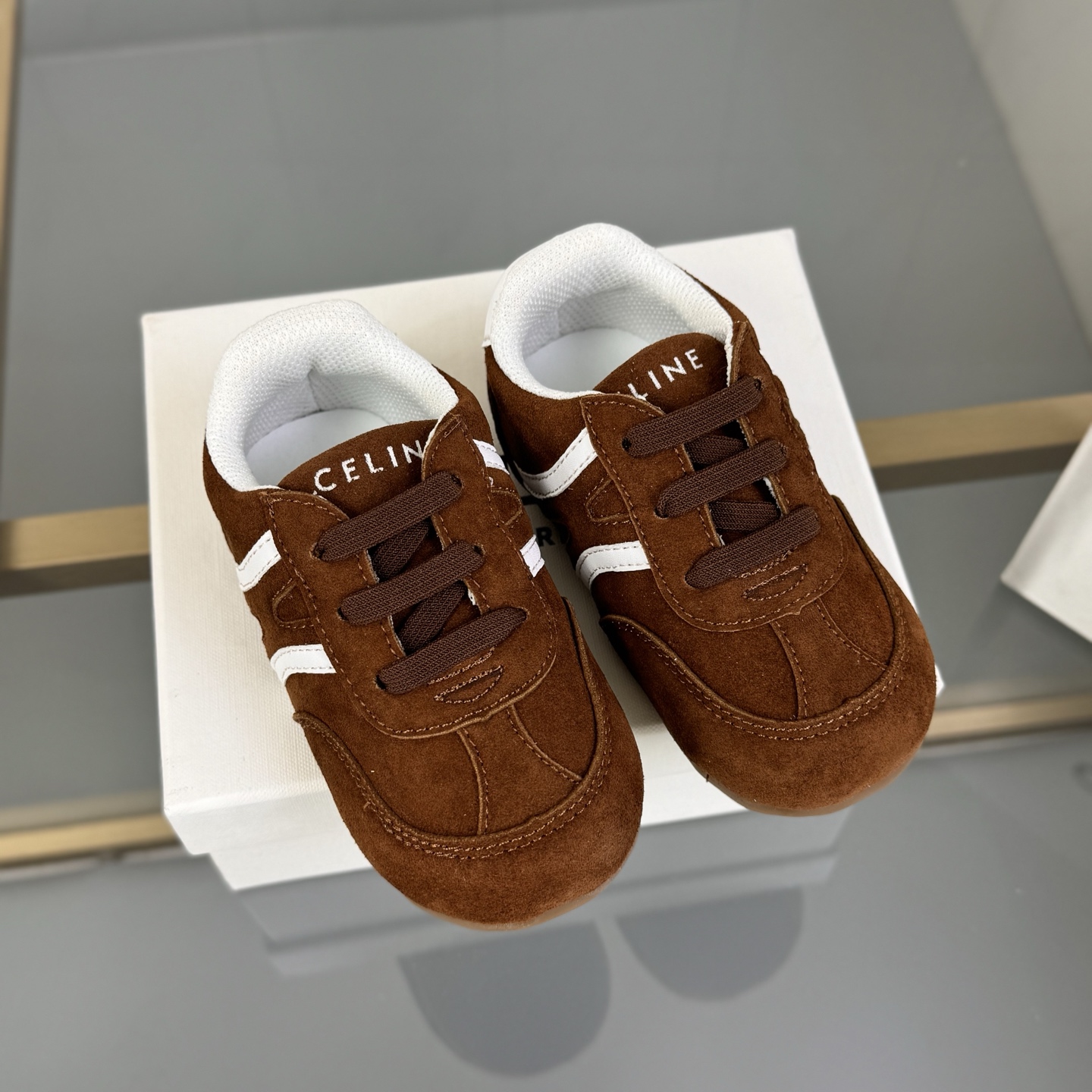Children's shoes child
